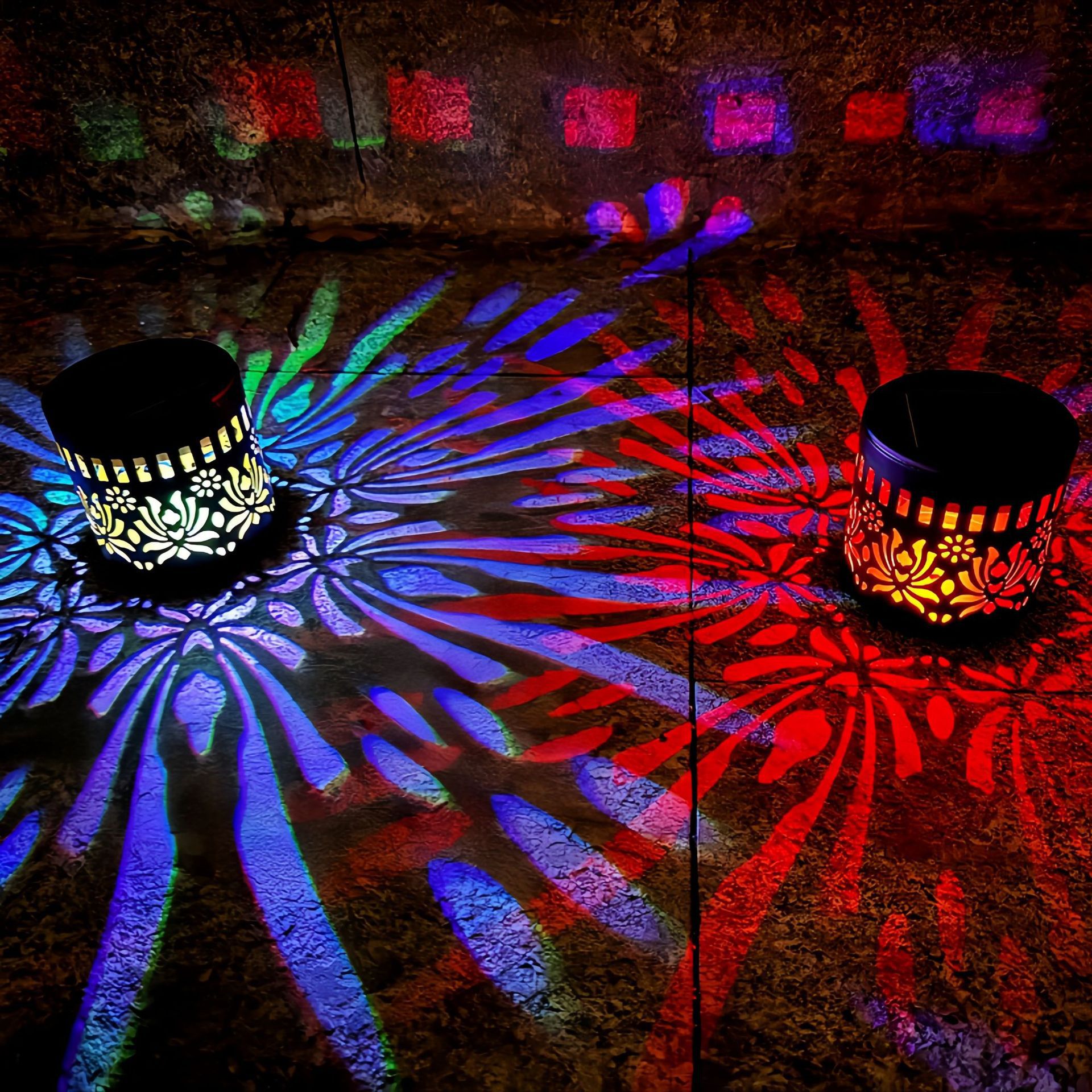Lămpi solare care proiectează umbre decorative colorate pe pavaj